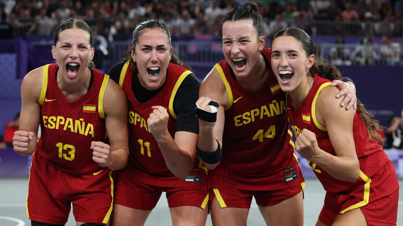 El equipo espa&ntilde;ol celebra la victoria ante Canad&aacute; durante el partido de baloncesto femenino 3x3 celebrado entre Canad&aacute; y Espa&ntilde;a en los Juegos Ol&iacute;mpicos Par&iacute;s 2024 en la capital gala, este viernes. EFE/MIGUEL GUTIERREZ
