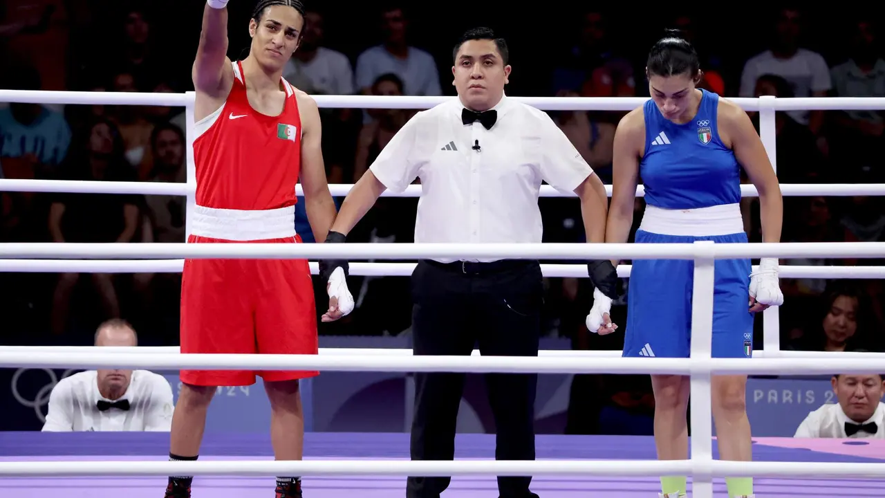 Imane Khelif (i), de Argelia, es declarada ganadora tras el abandono de Angela Carini, de Italia, en las eliminatorias femeninas de 66kg del boxeo ol&iacute;mpico. EFE/EPA/YAHYA ARHAB