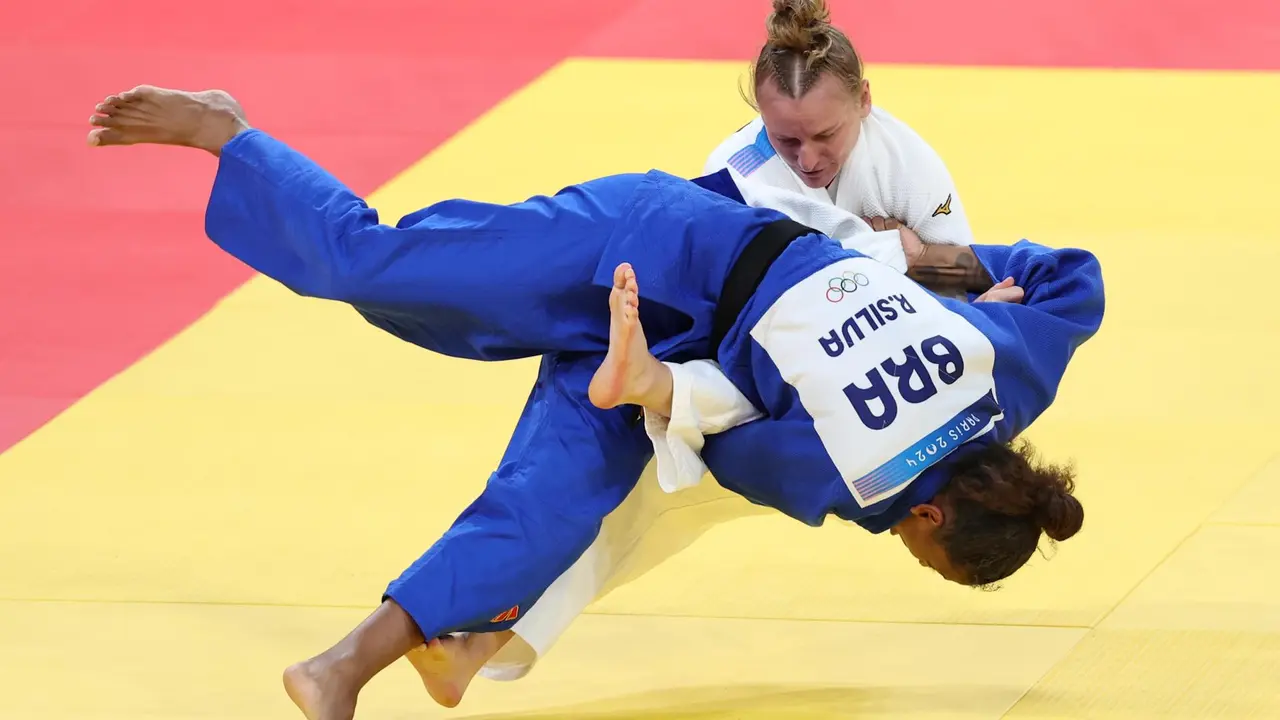Pauline Starke, de Alemania (blanco), en acci&oacute;n contra Rafaela Silva de Brasil (azul) durante el cuarto de final de equipo mixto de las competiciones de Judo en los Juegos Ol&iacute;mpicos de Par&iacute;s 2024. EFE/EPA/DANIEL IRUNGU