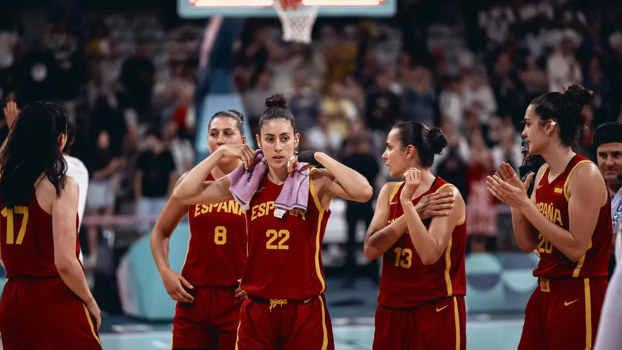 M&iacute;guel M&eacute;ndez, seleccionador espa&ntilde;ol de baloncesto femenino en el Pierre Mauroy Stadium en Villeneuve-d'Ascq, Francia. EFE/EPA/ALEX PLAVEVSKI