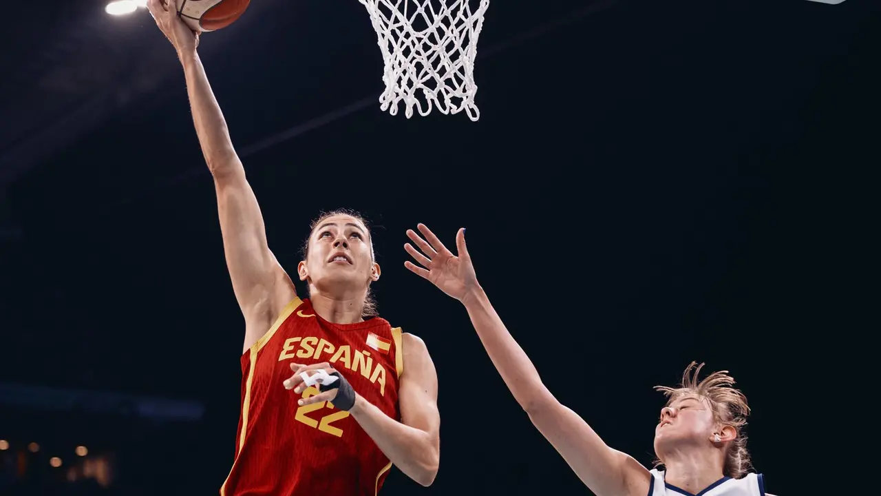 La espa&ntilde;ola Maria Conde entra canasta ante el intento de la serbia Mina Djordjevic de frenar la canasta en el Pierre Mauroy Stadium en Villeneuve-d'Ascq, Francia. EFE/EPA/ALEX PLAVEVSKI
