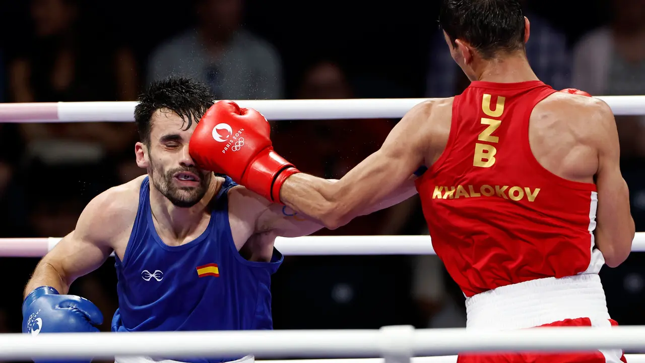 El boxedor espa&ntilde;ol Jos&eacute; Quiles Brotons (azul) se enfrenta al uzbeco Abdumalik Khalokov (rojo) en su combate de boxeo masculino de cuartos de final, categor&iacute;a 57kg, de los Juegos Ol&iacute;mpicos de Par&iacute;s 2024, en North Paris Arena de Seine-Saint Denis. EFE/ Miguel To&ntilde;a