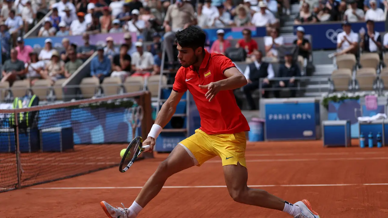 El tenista espa&ntilde;ol Carlos Alcaraz devuelve la bola al canadiense Felix Auger-Aliassime en el complejo Roland Garros de Par&iacute;s. EFE/ Juanjo Mart&iacute;n