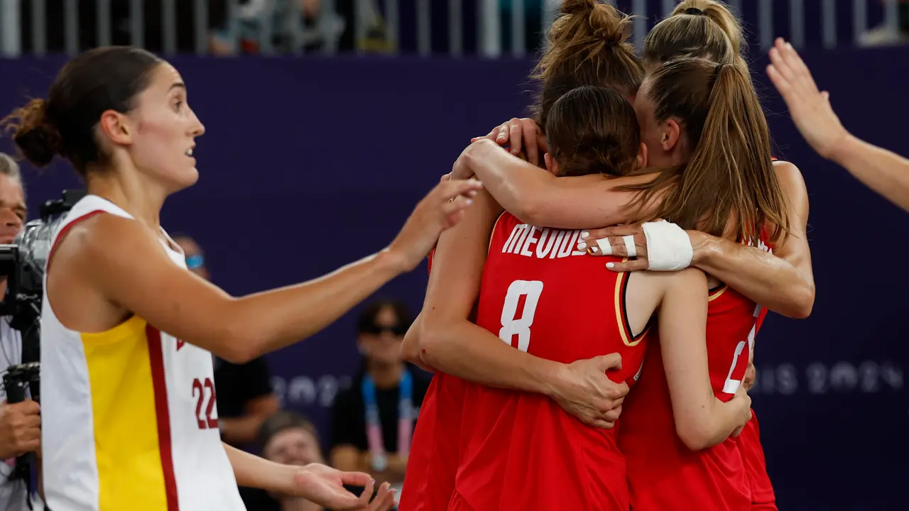 Las jugadoras de Alemania celebran la victoria por 15-18 ante Espa&ntilde;a, tras el partido de baloncesto femenino 3x3 celebrado entre Espa&ntilde;a y Alemania en los Juegos Ol&iacute;mpicos Par&iacute;s 2024 en el estadio de La Concorde de la capital gala.EFE/ Julio Mu&ntilde;oz