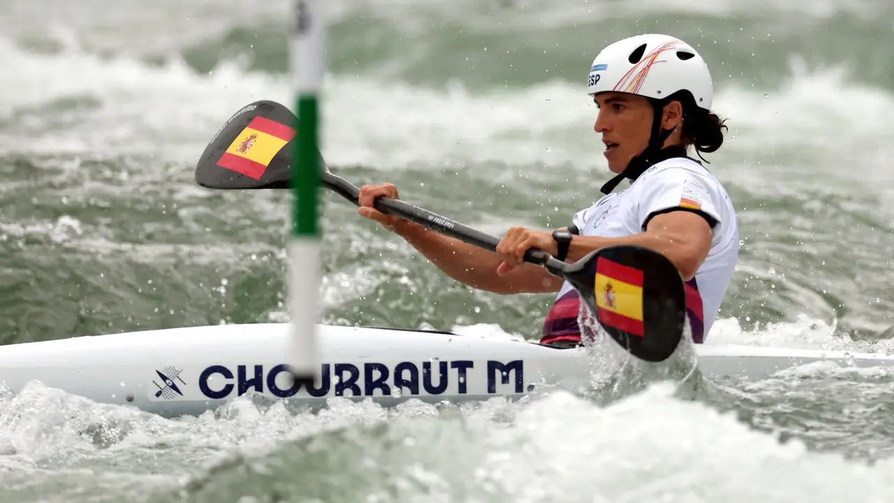 La espa&ntilde;ola Maialen Chourraut, en acci&oacute;n en el estadio N&aacute;utico de Vaires-sur-Marne, en Francia. EFE/ALI HAIDER