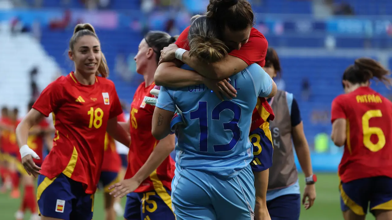 Las jugadoras de Espa&ntilde;a celebran su victoria ante Colombia, y su paso a seminifales, tras el partido de cuartos de final de f&uacute;tbol femenino de los Juegos Ol&iacute;mpicos de Par&iacute;s 2024, disputado en el Estadio de Lyon (Francia). EFE/ Kiko Huesca