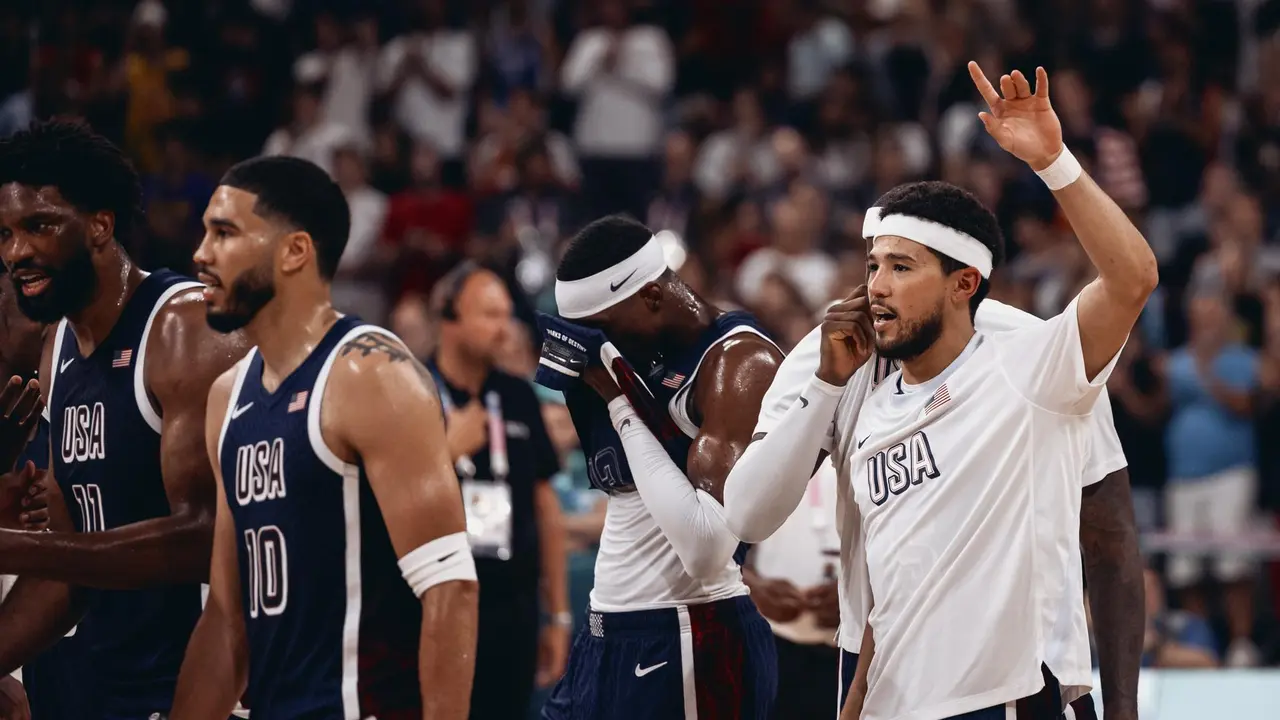 La selecci&oacute;n estadounidense de baloncesto tras ganar a Puerto Rico en el Pierre Mauroy Stadium en Villeneuve-d'Ascq, Francia. EFE/EPA/ALEX PLAVEVSKI
