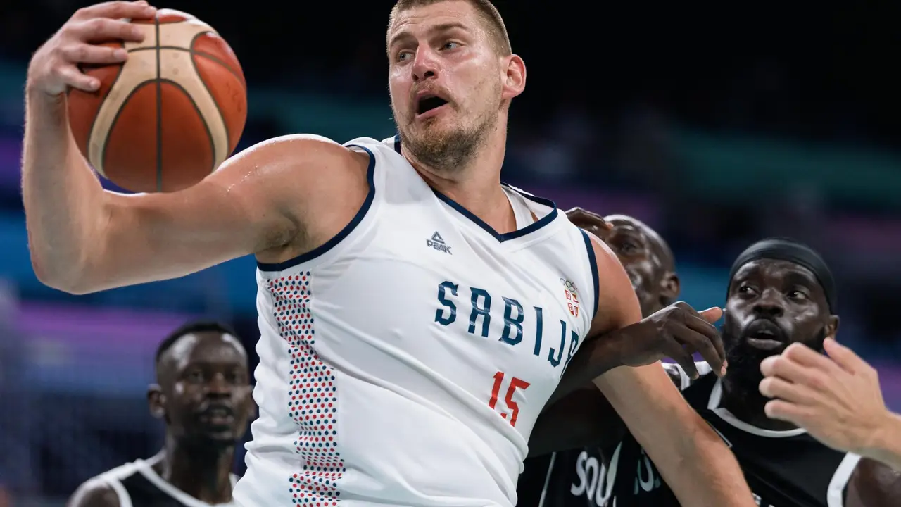 El serbio Nikola Jokic en el partido ante Sud&aacute;n del Sur jugado en el Pierre Mauroy Stadium en Villeneuve-d'Ascq, Francia. EFE/EPA/ALEX PLAVEVSKI