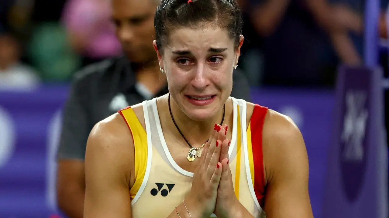 Carolina Mar&iacute;n se despide de los aficionados que la ovacionan tras retirarse de la semifinal ol&iacute;mpica de b&aacute;dminton, que dominaba frente a la china Bing Jiao. EFE/EPA/DIVYAKANT SOLANKI