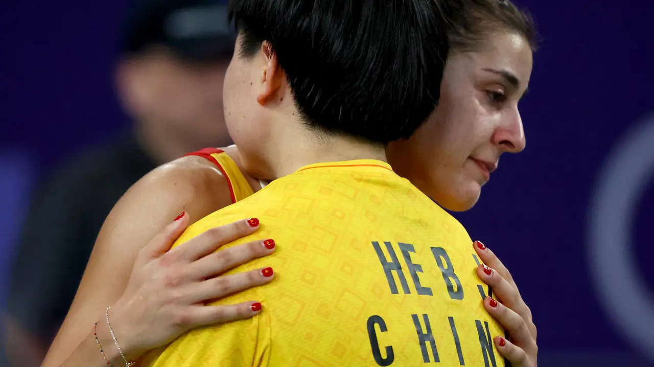 Carolina Mar&iacute;n abraza a su oponente He Bing Jiao de China tras retirarse con una lesi&oacute;n de la semifinal ol&iacute;mpica. EFE/EPA/DIVYAKANT SOLANKI
