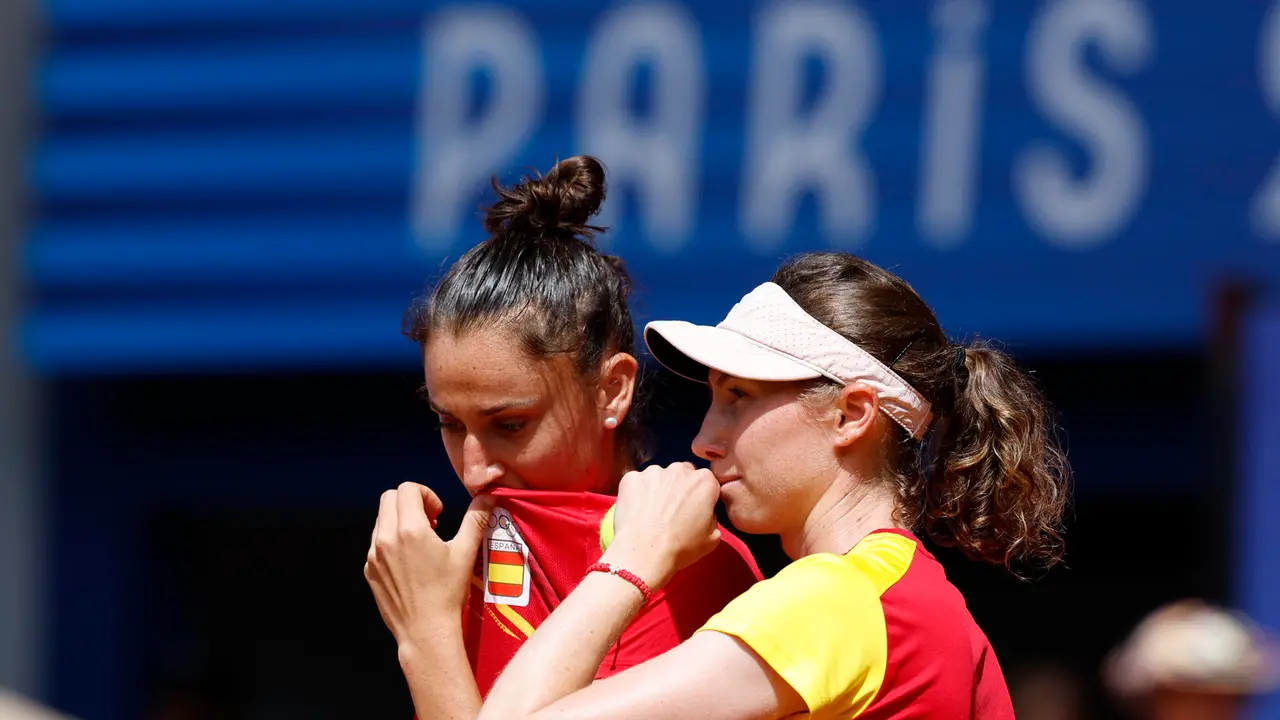 Las espa&ntilde;olas Cristina Bucsa (d) y Sara Sorribes (i) durante el partido ante las checas Karolina Muchova y Linda Noskova que les dio la medalla de bronce del dobles femenino de los Juegos Ol&iacute;mpicos Par&iacute;s 2024. EFE/Juanjo Mart&iacute;n