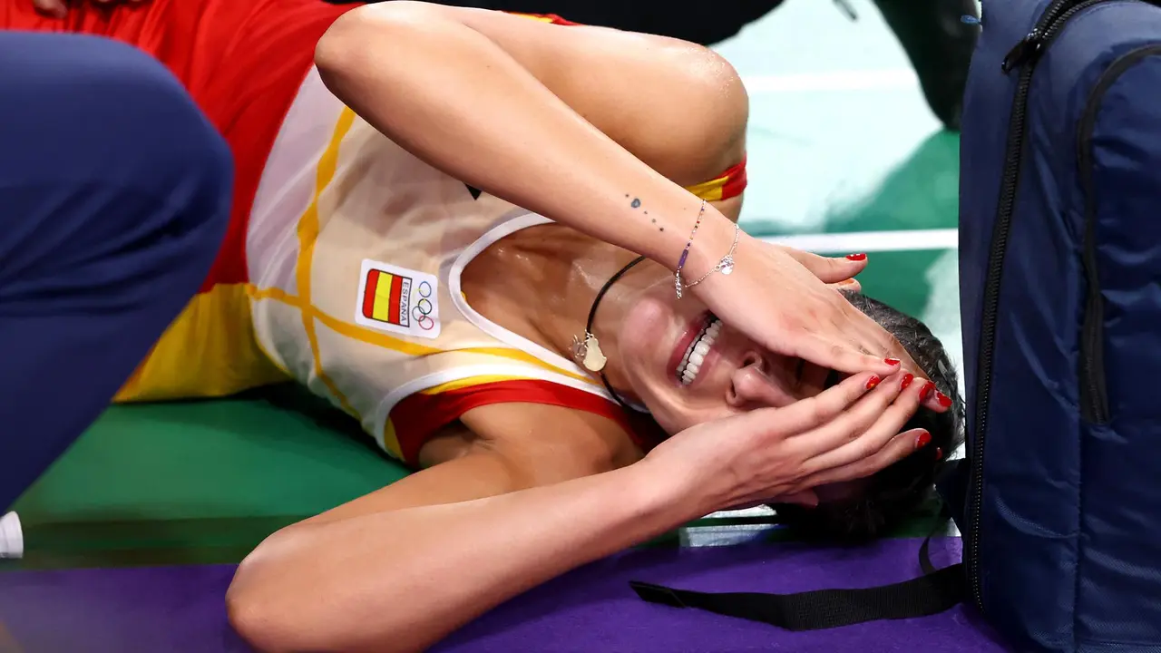 Carolina Mar&iacute;n llora tras lesionarse en la semifinal femenina individual del torneo ol&iacute;mpico de b&aacute;dminton. EFE/EPA/DIVYAKANT SOLANKI