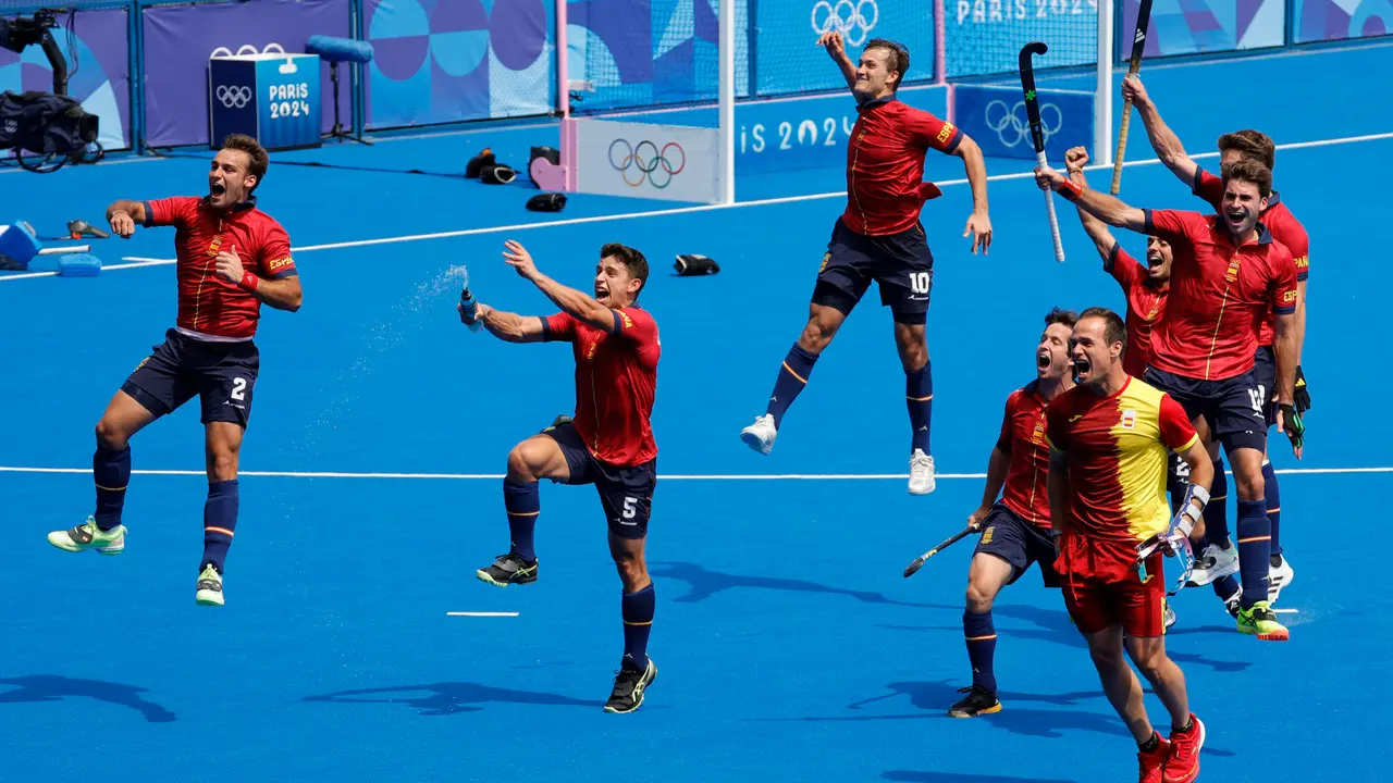 Jugadores de la selecci&oacute;n espa&ntilde;ola celebran su victoria tras el partido de cuartos de final entre B&eacute;lgica y Espa&ntilde;a celebrado en el marco de los Juegos Ol&iacute;mpicos de Par&iacute;s 2024 en Colombes, Francia, este domingo. EFE/Lavandeira Jr