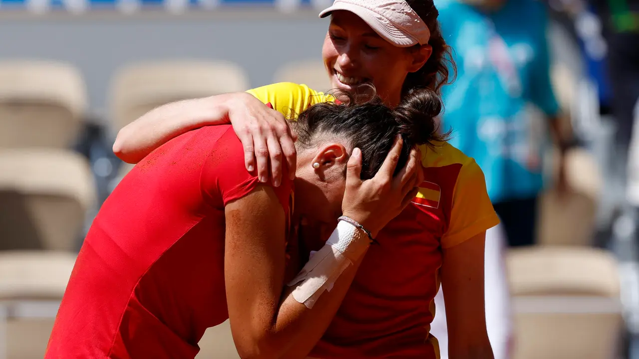 Las espa&ntilde;olas Cristina Bucsa (d) y Sara Sorribes (i) celebran tras ganar a las checas Karolina Muchova y Linda Noskova en el partido por la medalla de bronce de dobles femenino de los Juegos Ol&iacute;mpicos Par&iacute;s 2024 que celebra, este domingo, en la capital gala. EFE/Juanjo Mart&iacute;n