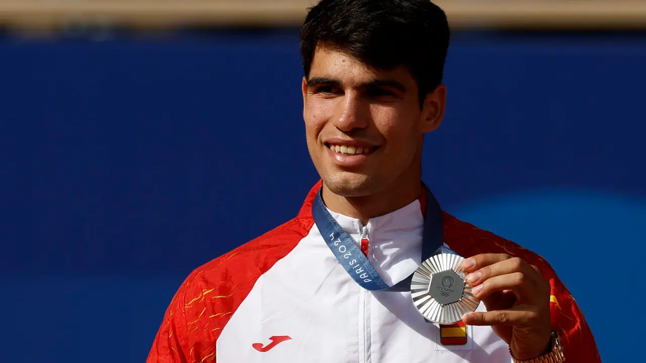 El tenista espa&ntilde;ol Carlos Alcaraz posa con la medalla de plata tras la final individual masculina de tenis de los Juegos Ol&iacute;mpicos de Par&iacute;s 2024 este domingo, en la capital gala. EFE/Juanjo Mart&iacute;n