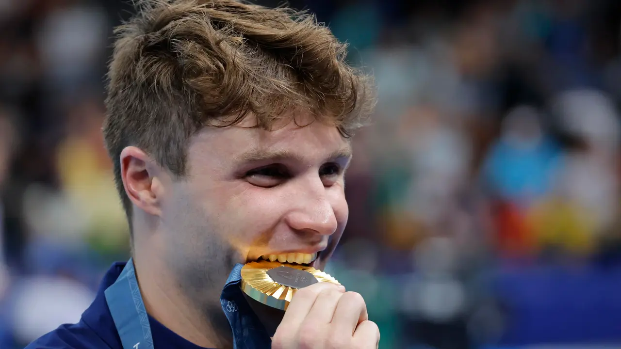 El nadador estadounidense Bobby Finke posa con la medalla de oro en la final de 1500m Estilo libre masculino de los Juegos Ol&iacute;mpicos de Par&iacute;s 2024 este domingo, en Nanterre. EFE/Lavandeira Jr.