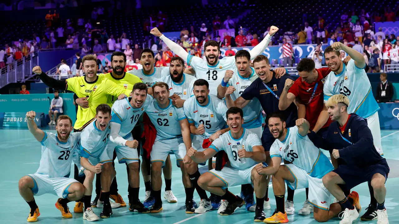Los jugadores espa&ntilde;oles celebran la victoria ante Croacia durante el partido de ronda preliminar de balonmano masculino, entre Espa&ntilde;a y Croacia, en los Juegos Ol&iacute;mpicos Par&iacute;s 2024 que se celebra, este domingo, en la capital francesa. EFE/ Miguel To&ntilde;a