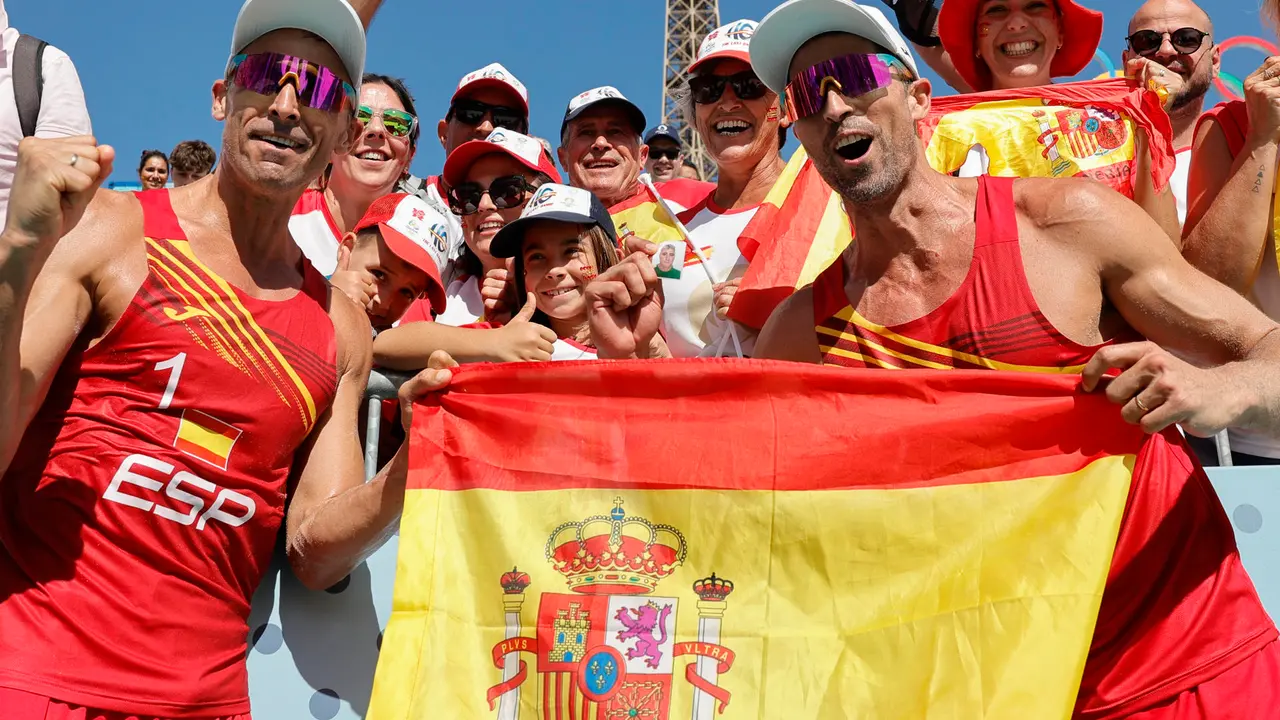 Los espa&ntilde;oles Pablo Herrera (i) y Adri&aacute;n Gavira (d) celebran su victoria al finalizar el partido de octavos de final del torneo ol&iacute;mpico voley playa masculino contra los polacos Michal Bryl y Bartosz Losiak. EFE/Lavandeira Jr