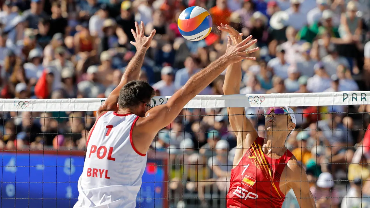 El espa&ntilde;ol Pablo Herrera (d) durante el partido de octavos de final del torneo ol&iacute;mpico de voley playa masculino contra los polacos Michal Bryl (i, de espaldas) y Bartosz Losiak. EFE/Lavandeira Jr