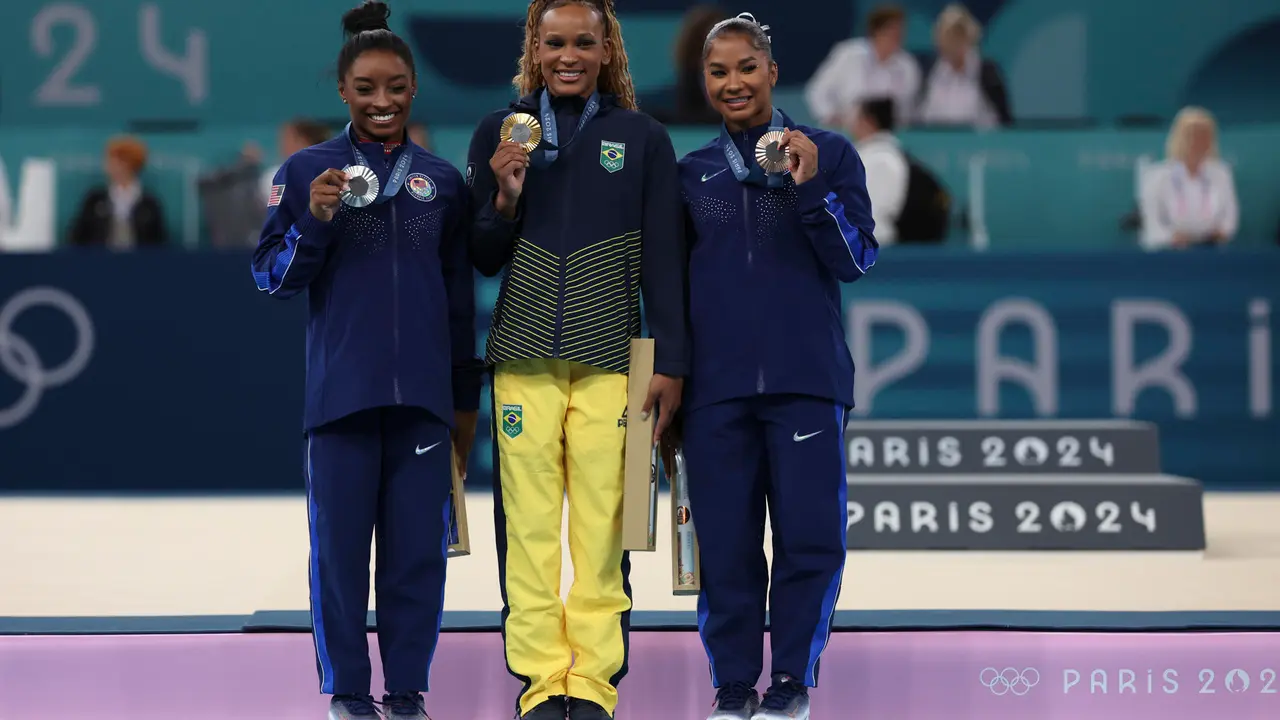 La gimnasta brasile&ntilde;a Rebeca Andrade (c), oro; y las estadounidense Simone Biles (i), plata, y Jordan Chiles (d), bronce, posan durante la ceremonia de entrega de medallas de la final de suelo femenino de gimnasia art&iacute;stica de los Juegos Ol&iacute;mpicos de Par&iacute;s 2024, en el pabell&oacute;n Bercy Arena, este lunes, en Par&iacute;s. EFE/ Miguel Guti&eacute;rrez