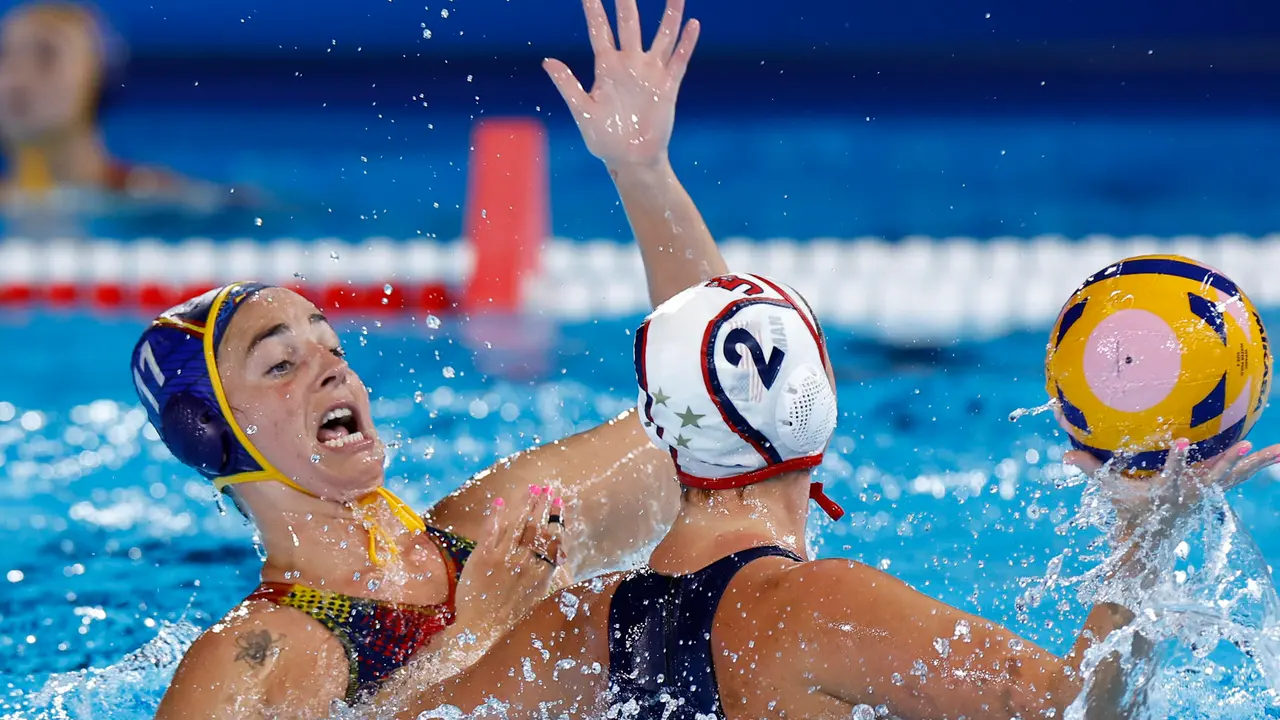 La jugadora estadounidense en acci&oacute;n ante la espa&ntilde;ola Maica Garc&iacute;a (i) este lunes, durante el partido del Grupo B de la ronda preliminar de Waterpolo Femenino de los Juegos Ol&iacute;mpicos de Par&iacute;s 2024, en el Centro Acu&aacute;tico de la capital francesa. EFE/ Miguel To&ntilde;a