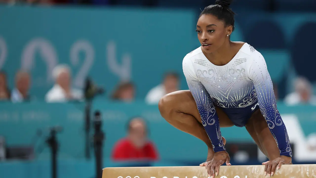 La gimnasta estadounidense Simone Biles se sube a la barra tras caerse durante su participaci&oacute;n en la final femenina de barra de equilibrio de gimnasia art&iacute;stica de los Juegos Ol&iacute;mpicos de Par&iacute;s 2024, en el pabell&oacute;n Bercy Arena, este lunes, en Par&iacute;s. EFE/ Miguel Guti&eacute;rrez