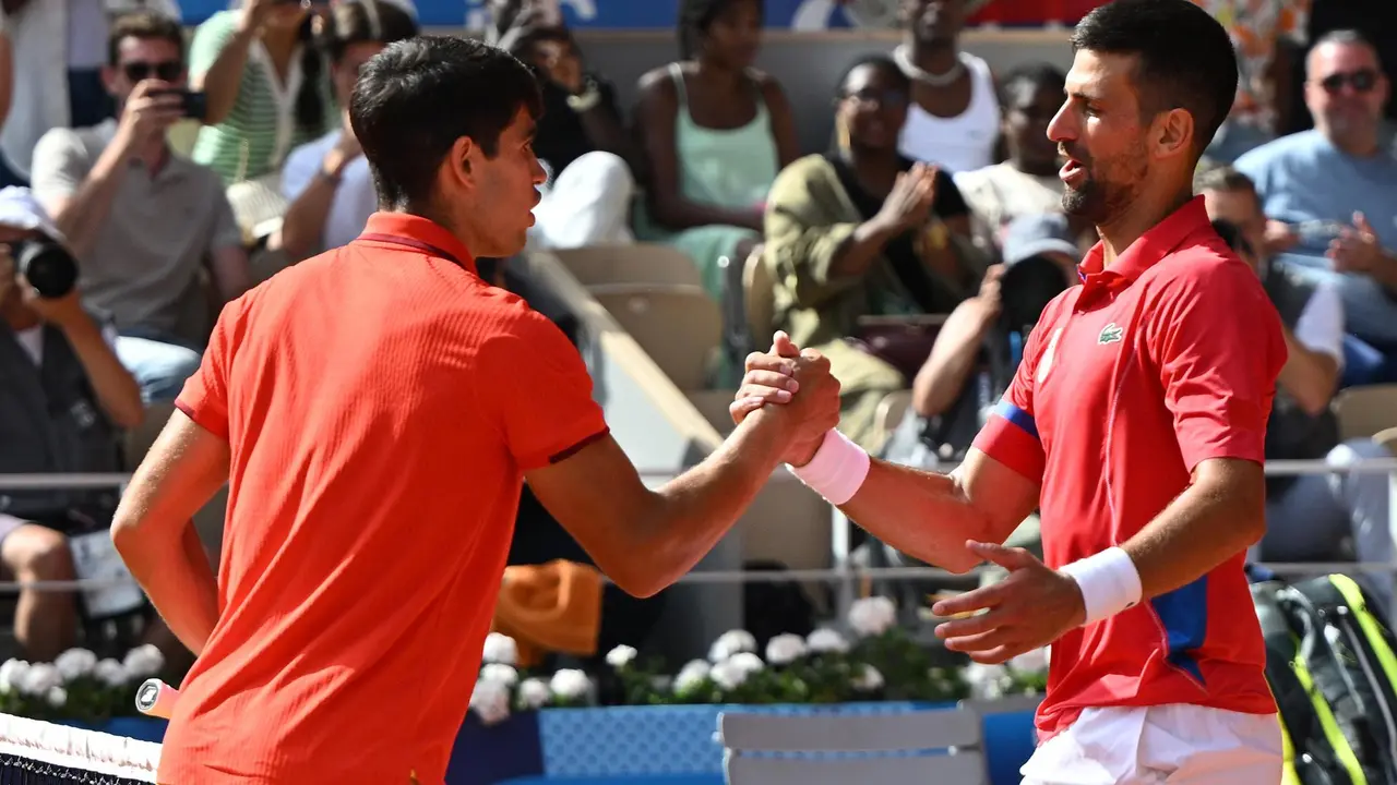 Novak Djokovic y Carlos Alcaraz tras la final individual masculina de tenis de los Juegos Ol&iacute;mpicos de Par&iacute;s 2024 este domingo, en la capital gala. EFE/EPA/CAROLINE BLUMBERG