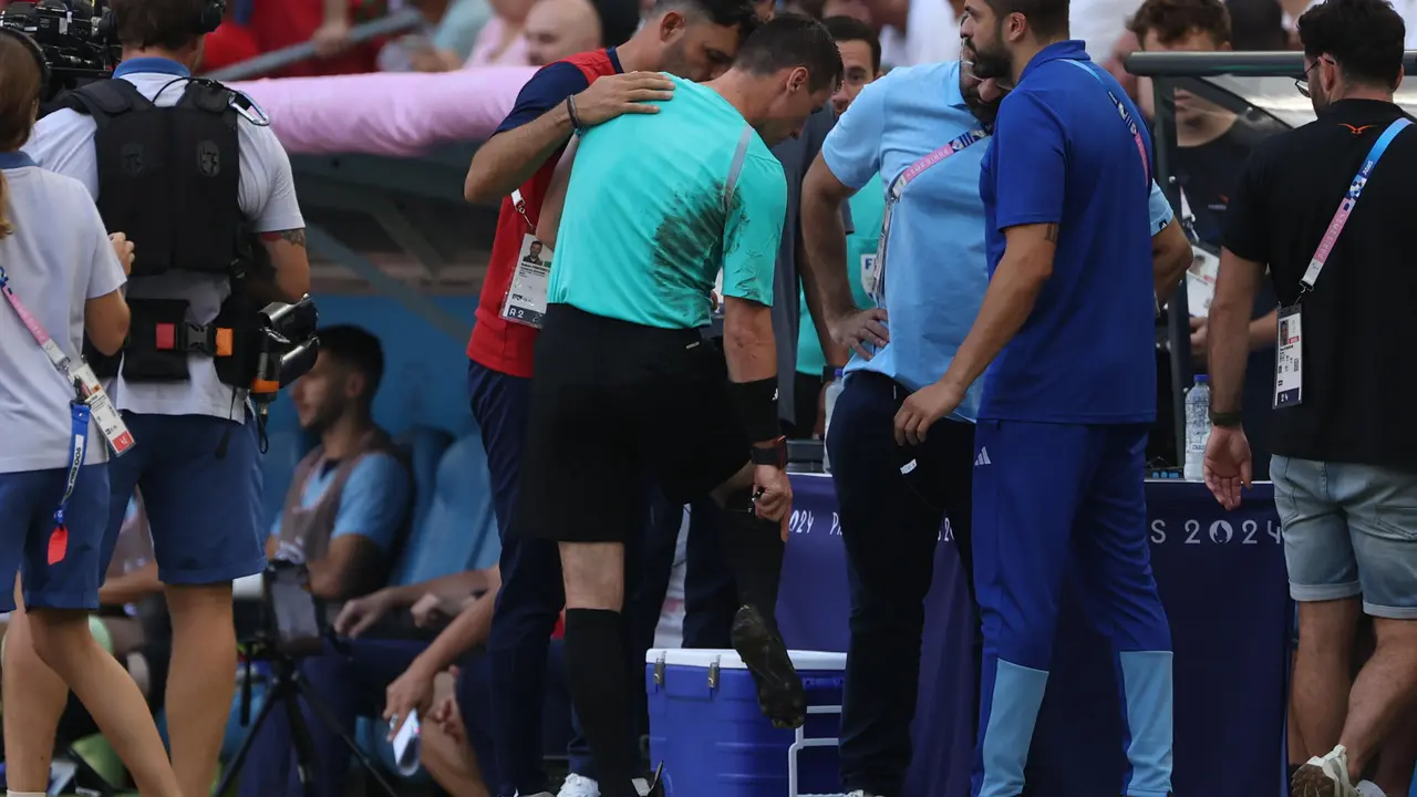 El &aacute;rbitro uzbeko Ilgiz Tantashev antes del partido de semifinal de F&uacute;tbol, entre Espa&ntilde;a y Marruecos, en el marco de los Juegos Ol&iacute;mpicos Par&iacute;s 2024, en Marsella, Francia. EFE/Kiko Huesca