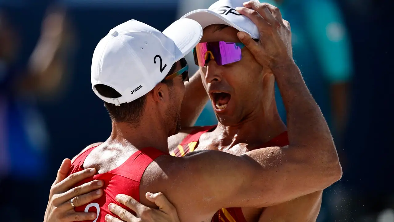 Los espa&ntilde;oles Pablo Herrera y Adri&aacute;n Gavira celebran la victoria. EFE/EPA/RITCHIE B. TONGO