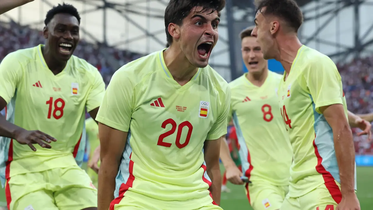 El defensa espa&ntilde;ol Juanlu (c) celebra tras anotar el 1-2 ante Marruecos durante el partido de semifinal de F&uacute;tbol, entre Espa&ntilde;a y Marruecos, en el marco de los Juegos Ol&iacute;mpicos Par&iacute;s 2024, este lunes, en Marsella, Francia. EFE/Kiko Huesca