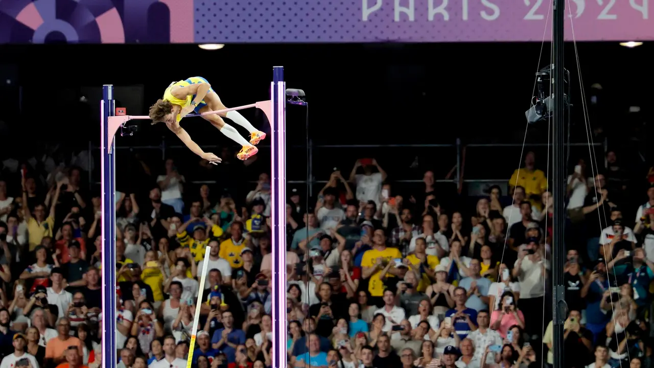 El atleta sueco Armand Duplantis consigue la medalla de oro y un nuevo r&eacute;cord del mundo en la final masculina de salto con p&eacute;rtiga, en los Juegos Ol&iacute;mpicos de Par&iacute;s 2024 en el Estadio de Francia, este lunes, en la capital gala.  EFE/EPA/RONALD WITTEK
