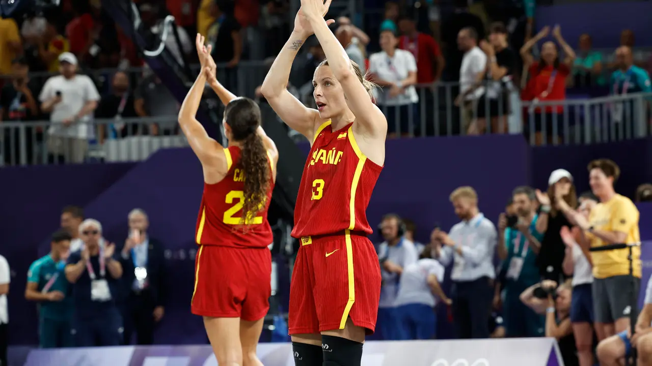 Las jugadoras espa&ntilde;olas Juana Camilio (d) y Juana Camili&oacute;n tras perder ante Alemania y conseguir medalla de plata en la final femenina de baloncesto 3x3, entre Alemania y Espa&ntilde;a, celebrada en el marco de los Juegos Ol&iacute;mpicos Par&iacute;s 2024, este lunes, en la capital gala. EFE/ Miguel To&ntilde;a