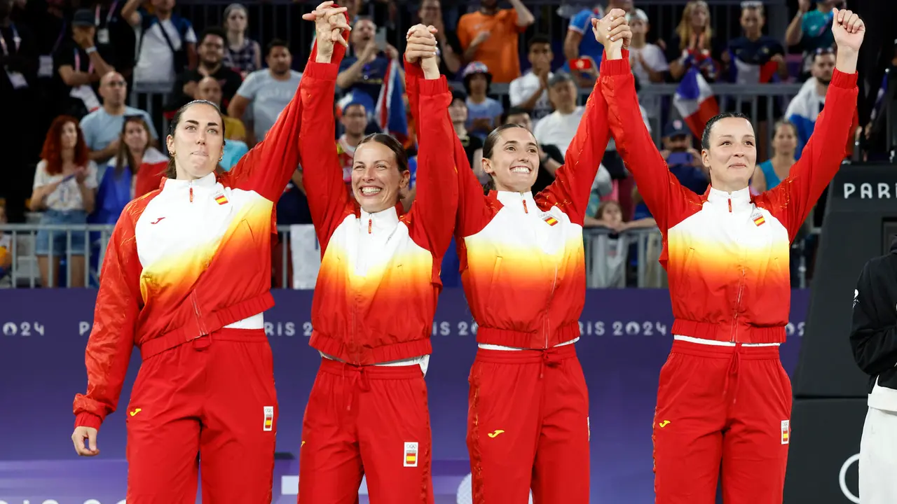 El equipo espa&ntilde;ol gana la medalla de plata en baloncesto 3x3 femenino, entre Alemania y Espa&ntilde;a, celebrada en el marco de los Juegos Ol&iacute;mpicos Par&iacute;s 2024, este lunes, en la capital gala. EFE/ Miguel To&ntilde;a