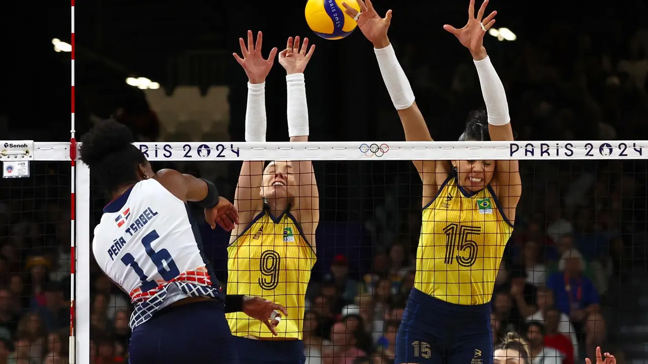 La dominicana Paola Pe&ntilde;a (i) trata de superar el bloqueo de ls brasile&ntilde;as Silva Ratzke (c) y Carolina da Silva (d) durante el partido de cuartos de final del torneo ol&iacute;mpico. EFE/EPA/DIVYAKANT SOLANKI