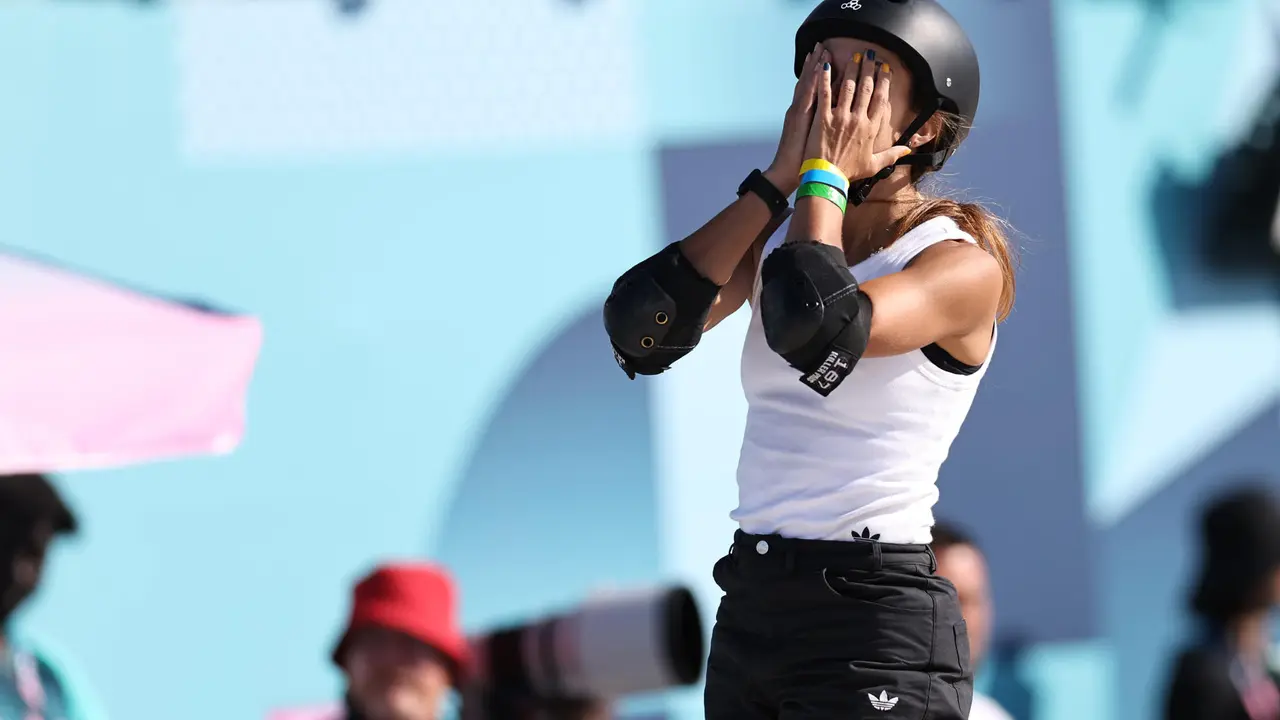 La skater brasile&ntilde;a Dora Varella compite este martes, en la final de Skateboarding Park femenino de los Juegos Ol&iacute;mpicos Par&iacute;s 2024 en Par&iacute;s, Francia, este martes. EFE/ Sashenka Guti&eacute;rrez