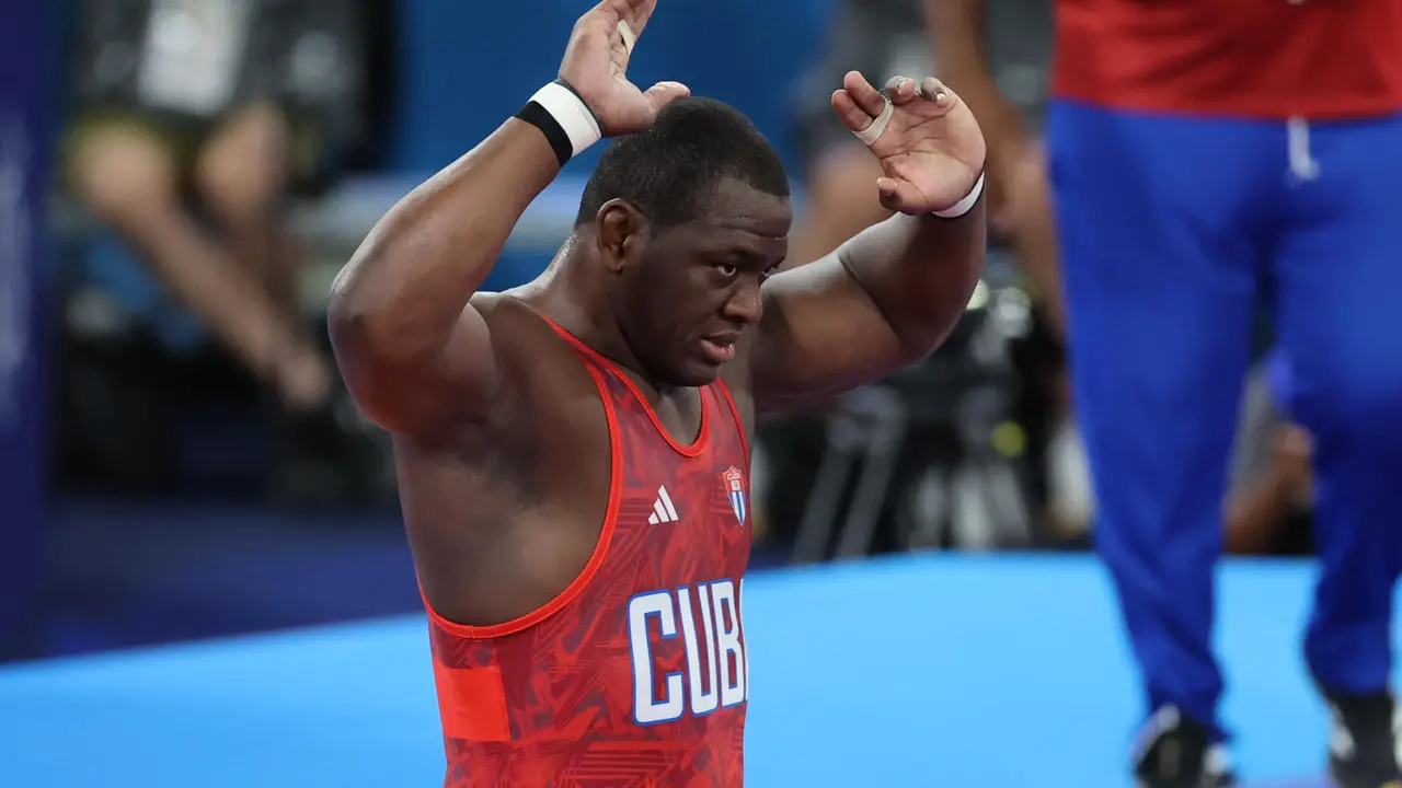El luchador cubano Mija&iacute;n L&oacute;pez durante su combate de lucha grecorromana de 130kg en Paris, . EFE/ Miguel Guti&eacute;rrez