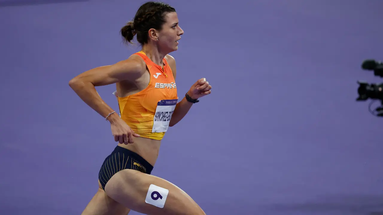 La atleta espa&ntilde;ola Irene S&aacute;nchez-Escribano compiten en la final femenina de 3000m obst&aacute;culos parte del Atletismo de los Juegos Ol&iacute;mpicos Par&iacute;s 2024 este martes, en la capital gala. EFE/ Juanjo Mart&iacute;n