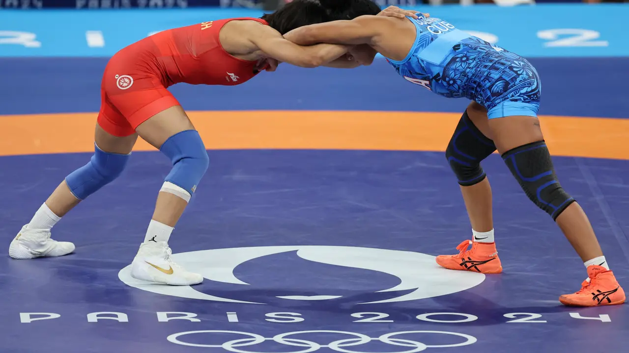 La india Vinesh Phogat (rojo) durante su caombate contra la cubana Yusneylis Guzman. EFE/ Miguel Gutierrez