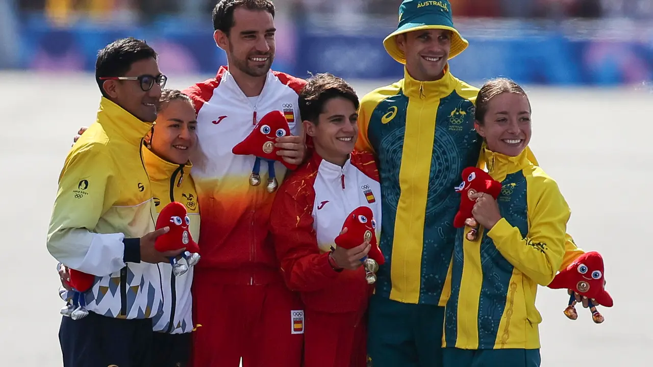 - Los atletas espa&ntilde;oles &Aacute;lvaro Mart&iacute;n (c-i) y Mar&iacute;a P&eacute;rez (c-d), oro; junto a los ecuatorianos Brian Daniel Pintado (i) y Glenda Morej&oacute;n (2i), plata; y los australianos Rhydan Cowley (2d) y Jemima Montag, bronce. EFE/ Miguel Guti&eacute;rrez
