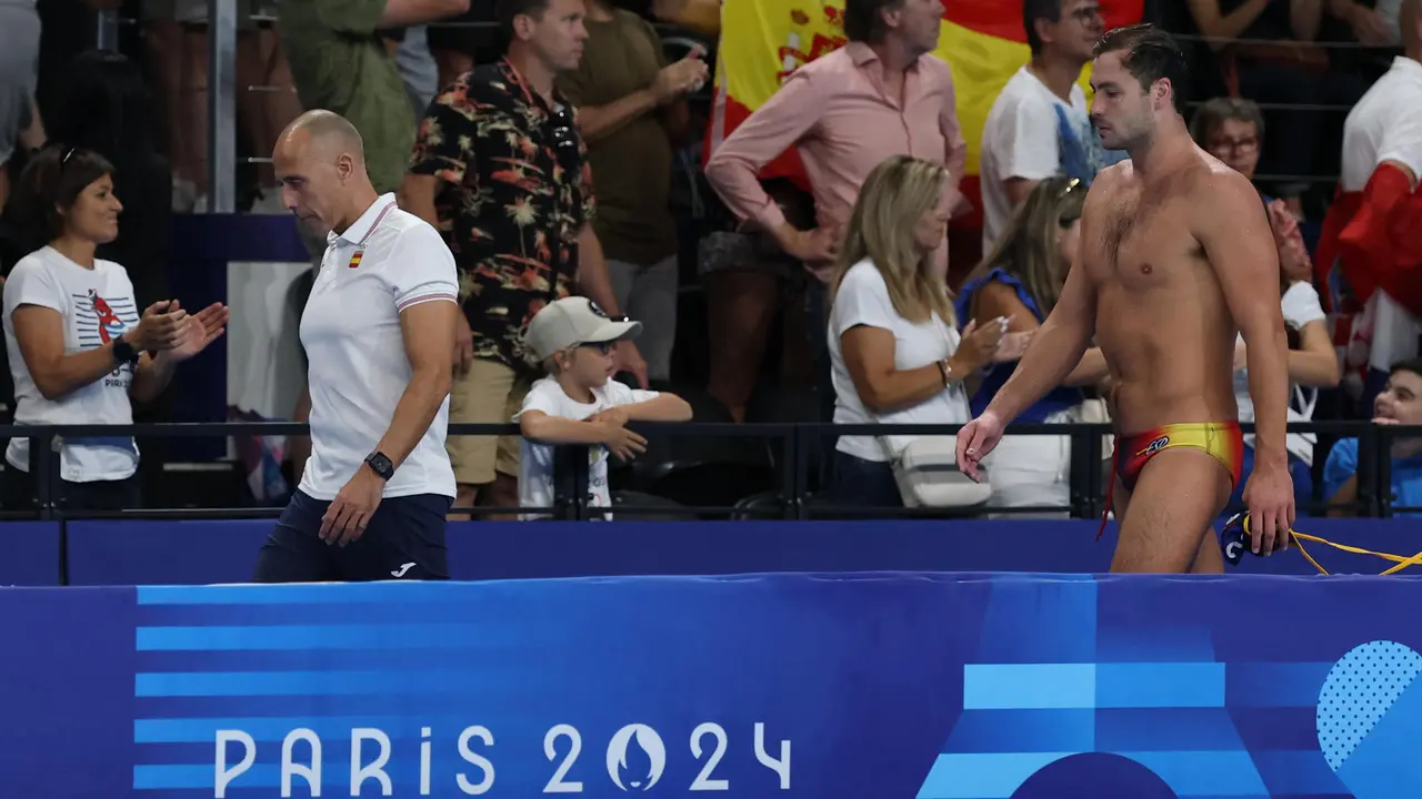 El entrenador espa&ntilde;ol, David Mart&iacute;n (i), tras perder ante Croacia tras el partido de waterpolo de cuartos de final entre Croacia y Espa&ntilde;a celebrado en el marco de los Juegos Ol&iacute;mpicos Par&iacute;s 2024 en Nanterre, Francia. EFE/Juanjo Martin