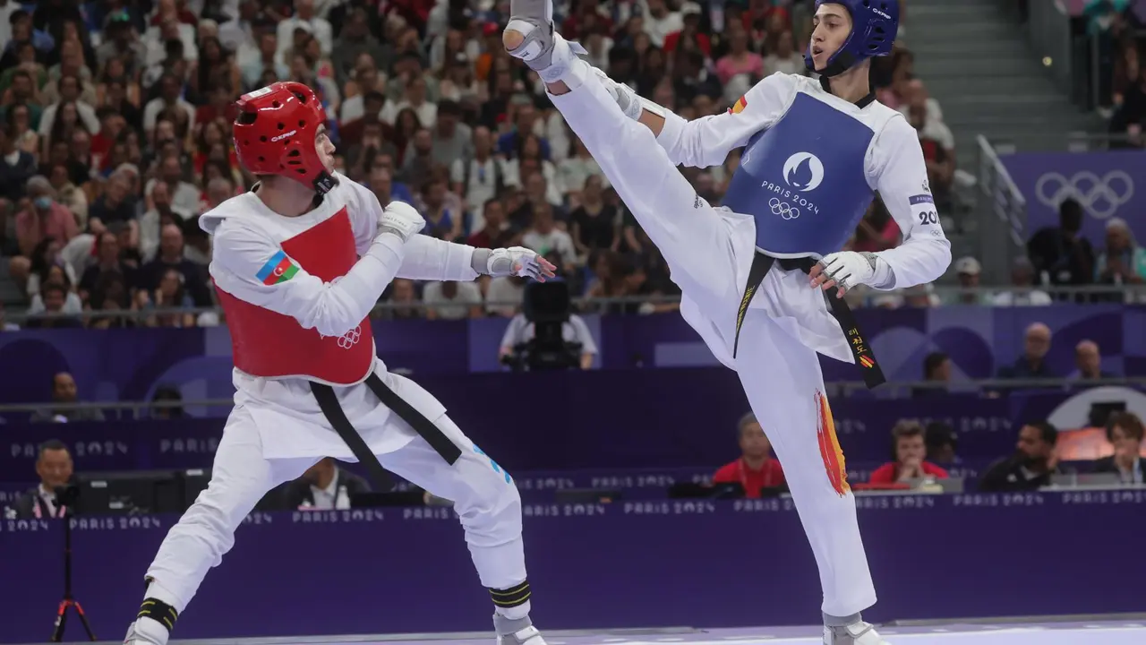 El azerbayano Gashim Magomedov (rojo) y Adrian Vicente Yunta (azul) en acci&oacute;n durante el combate de cuartos de -58kg en el Grand Palais en Paris, Francia. EFE/EPA/TERESA SUAREZ