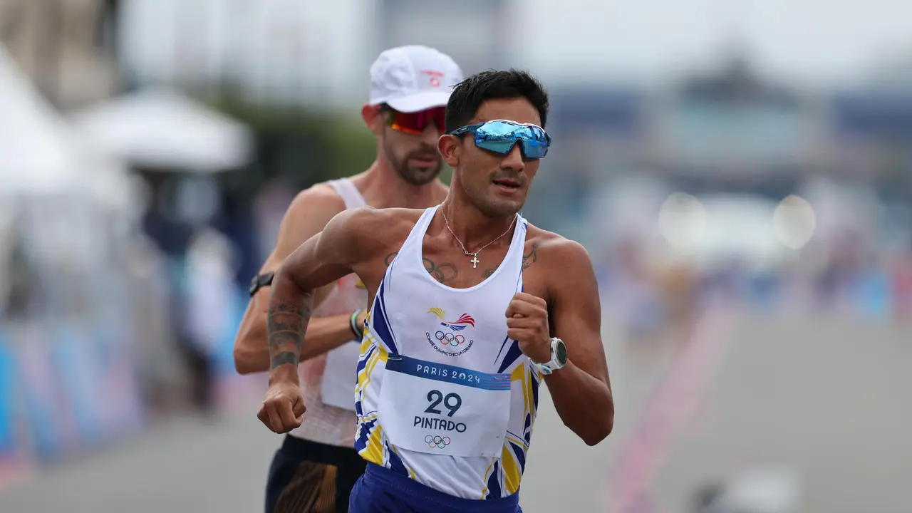 El atleta ecuatoriano Brian Daniel Pintado (c), seguido de cerca del espa&ntilde;ol &Aacute;lvaro Mart&iacute;n (detr&aacute;s), lidera el marat&oacute;n mixto de marcha de los Juegos Ol&iacute;mpicos de Par&iacute;s 2024, este mi&eacute;rcoles, en la capital francesa. EFE/ Miguel Guti&eacute;rrez