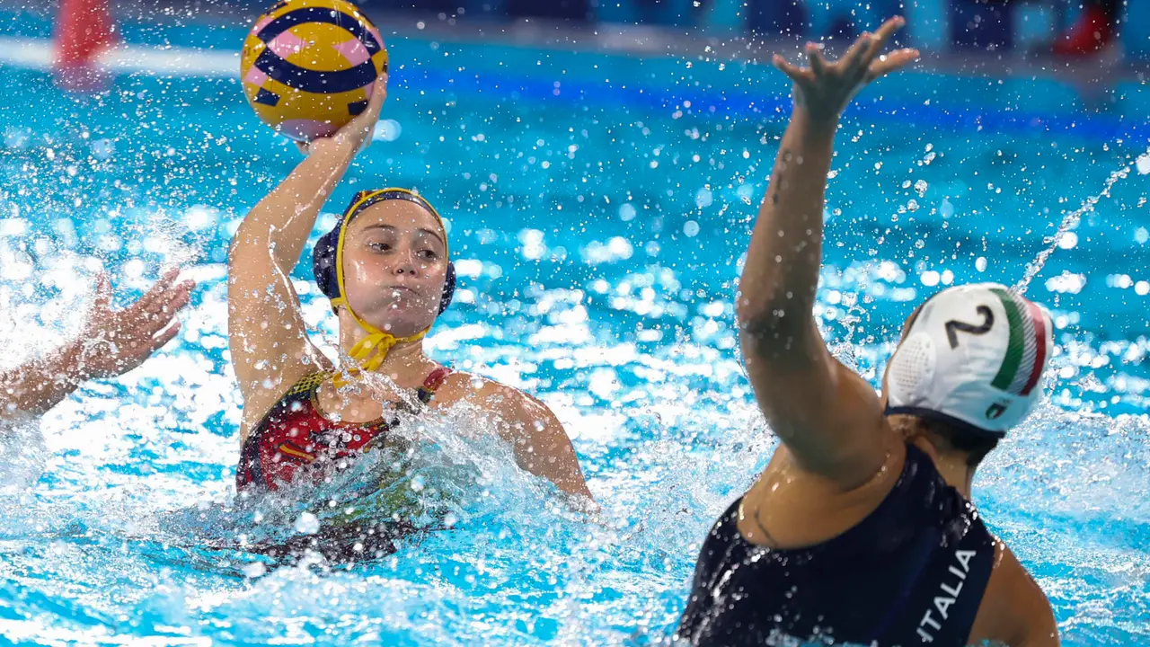 La lateral espa&ntilde;ola Elena Ruiz (i) en acci&oacute;n ante Isabel Piralkova de Italia durante el partido de waterpolo de la ronda preliminar, grupo B, entre Italia y Espa&ntilde;a, de los Juegos Ol&iacute;mpicos Par&iacute;s 2024, este domingo en Saint Denis, Francia.  EFE/ Kiko Huesca