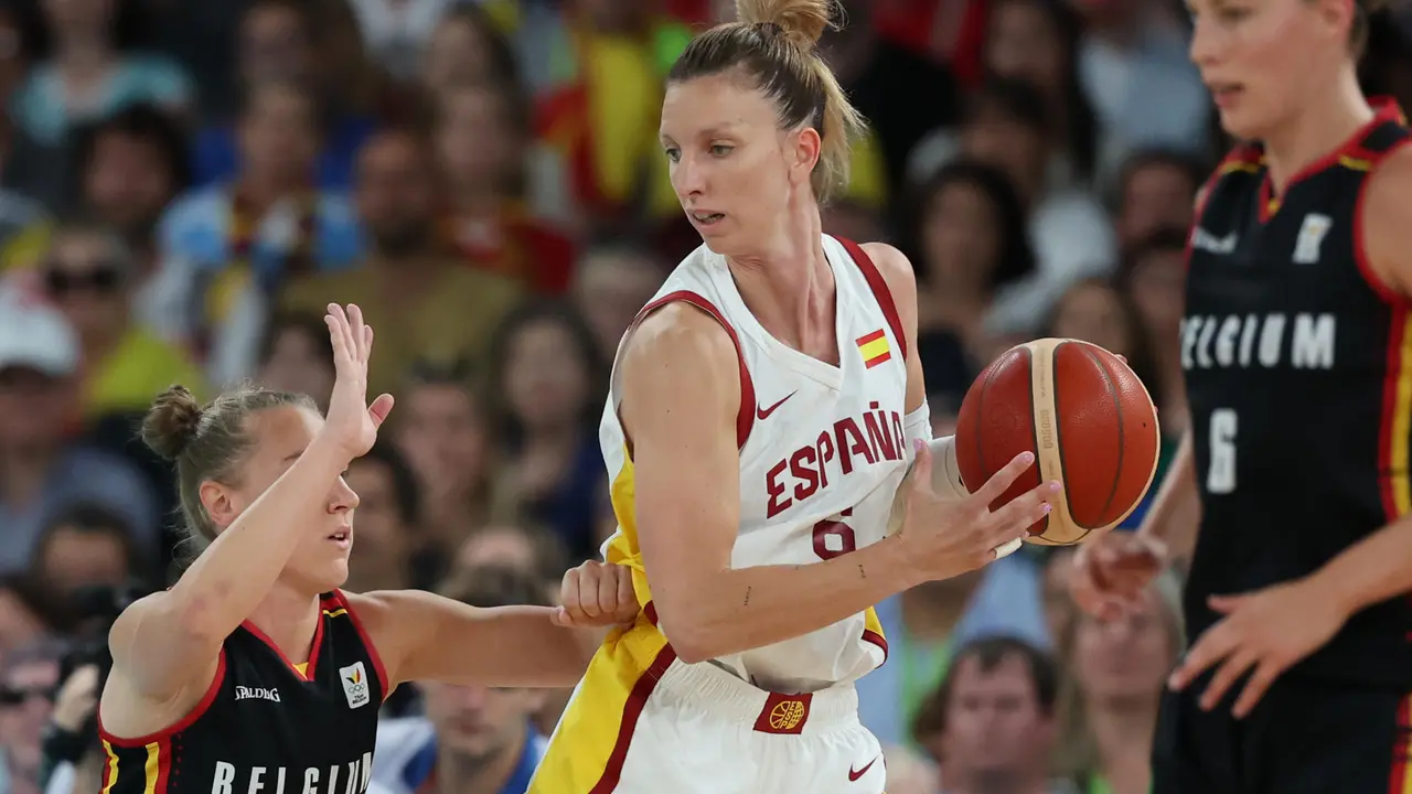 La jugadora espa&ntilde;ola Laura Gil (c) ante la defensa de la belga Elise Ramette (i) durante el partido de cuartos de final de baloncesto femenino de los Juegos Ol&iacute;mpicos de Par&iacute;s 2024 que Espa&ntilde;a disput&oacute; contra B&eacute;lgica este mi&eacute;rcoles en el Bercy Arena de la capital francesa. EFE/ Miguel Guti&eacute;rrez