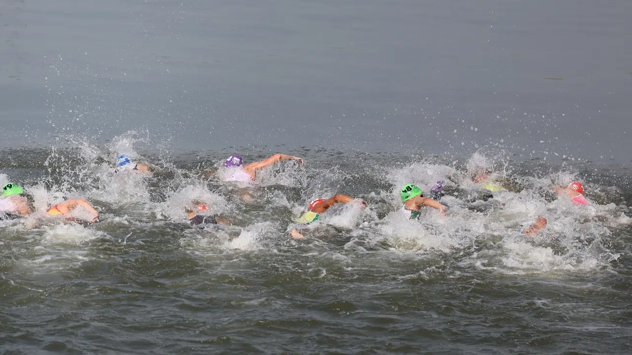 Un grupo de triatletas en la primera etapa de la prueba de triatl&oacute;n masculino de los Juegos Ol&iacute;mpicos de Par&iacute;s 2024 en Par&iacute;s, Francia. EFE/ Miguel Guti&eacute;rrez