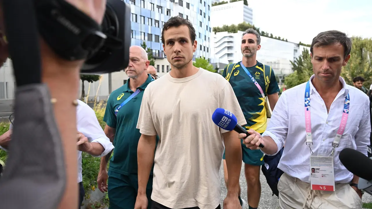 El australiano Tom Craig (C), jugador de la selecci&oacute;n australiana de hockey sobre hierba, sale de la prefectura de la polic&iacute;a en Par&iacute;s. EFE/EPA/DAVE HUNT