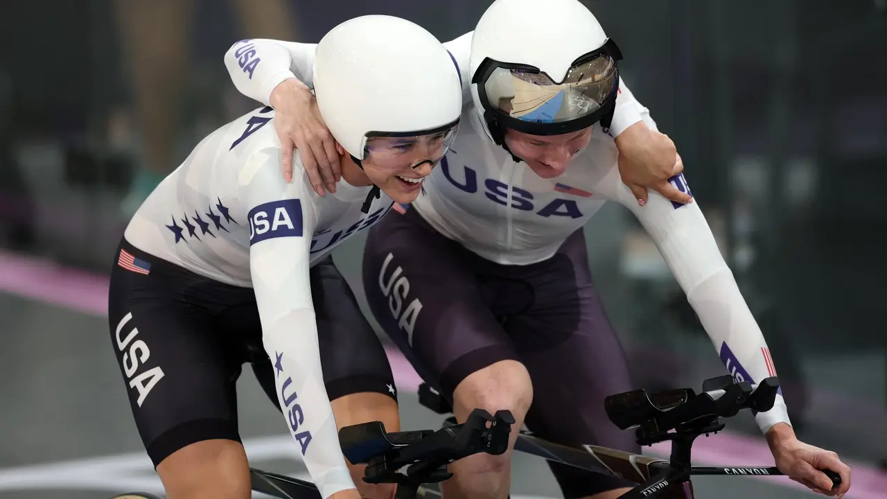 Las estadounidenses Lily Williams and Kristen Faulkner en Saint-Quentin-en-Yvelines Velodrome en Saint-Quentin-en-Yvelines Francia. EFE/EPA/MARTIN DIVISEK