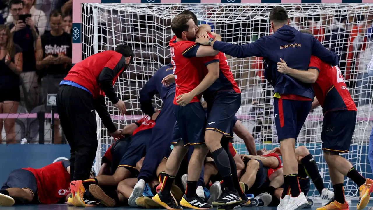 Espa&ntilde;a celebra el pase a las semifinales del torneo ol&iacute;mpico en balonmano en el Pierre Mauroy Stadium in Villeneuve-d'Ascq, Francia. EFE/EPA/ALEX PLAVEVSKI