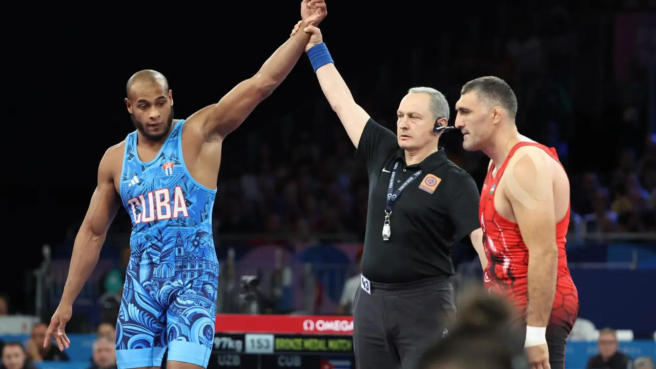 El cubano Gabriel Rosillo celebra su victoria ante el uzbeko Gabriel. EFE/EPA/YAHYA ARHAB