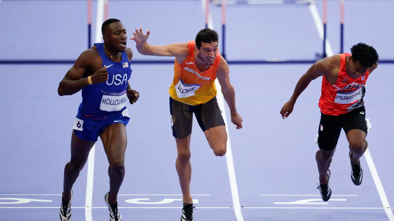 (i-d) El estadounidense Holloway, el espa&ntilde;ol Enrique Llopis y el japones Rachid Muratake compiten en la semifinal de 110m Vallas masculino parte de los Juegos Ol&iacute;mpicos de Par&iacute;s 2024 este mi&eacute;rcoles, en la capital gala. EFE/ Julio Mu&ntilde;oz